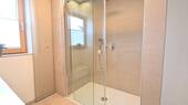 ... mit großer, bodengleicher Dusche - 