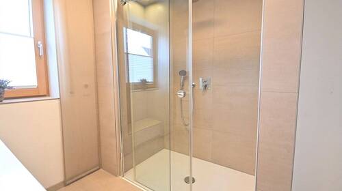 ... mit großer, bodengleicher Dusche - 