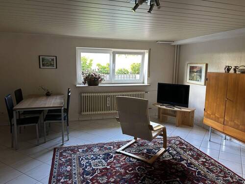 Ausgebauter Kellerraum mit großem Fenster - 