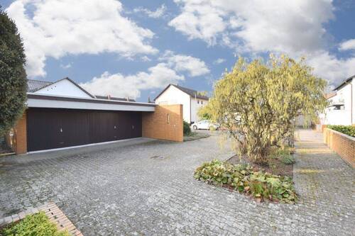 Zufahrt mit Doppelgarage - 