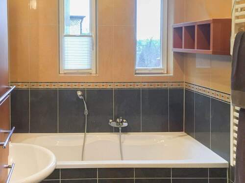 Bad mit Badewanne - 