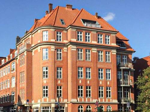 Hausansicht - Exklusive Wohnung mit viel Altbauflair und drei Balkonen in Düsternbrook
