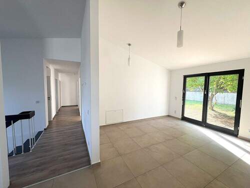 Blick zum Wohnbereich und zum Flur im Obergeschoss - 