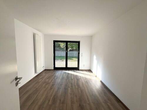 Kinderzimmer mit bodentiefem Fenster zum Garten - 