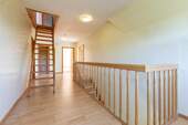 Flurbereich mit einer Treppe zum Dachboden - 