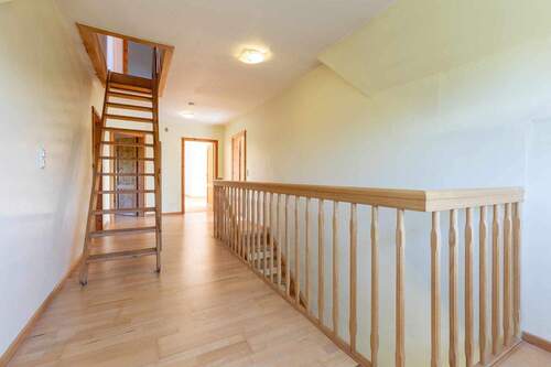 Flurbereich mit einer Treppe zum Dachboden - 