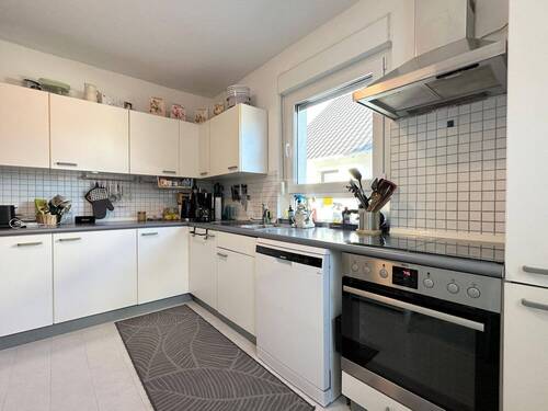Helle Küche in der Maisonette-Wohnung - 