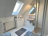 Tageslicht-Duschbad im Dachgeschoss - 