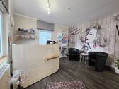 Friseursalon im Erdgeschoss - 