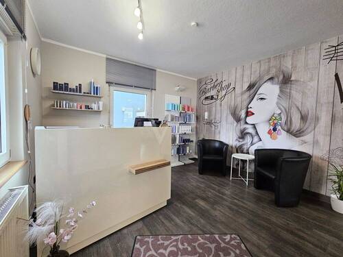 Friseursalon im Erdgeschoss - 