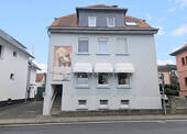 Straßenansicht - Wohnen und Arbeiten unter einem Dach: Wohn- und Geschäftshaus in zentraler Lage von Neu-Anspach