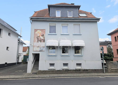 Straßenansicht - Wohnen und Arbeiten unter einem Dach: Wohn- und Geschäftshaus in zentraler Lage von Neu-Anspach