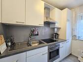 Moderne Küche in der Wohnung im Obergeschoss - 