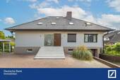 Vorderansicht - Hochwertig saniertes Zweifamilienhaus inkl. Einbauküche in ruhiger Lage von Halstenbek