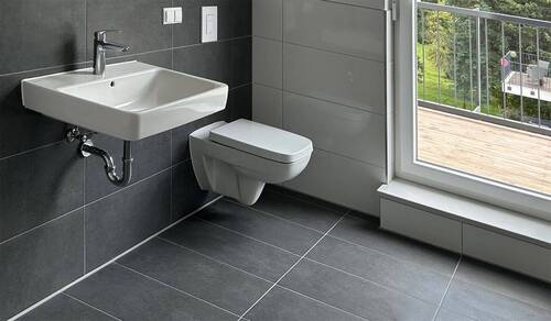 modernes Bad mit Fenster - 