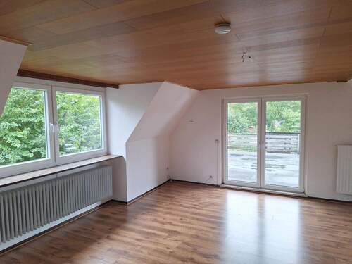 Wohnzimmer im DG mit Zugang zur Dachterrasse - 