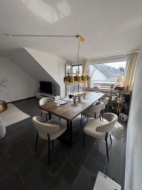 Bild 1 - Dachgeschosstraum mit Balkon und Stellpatz - frei