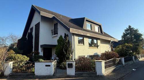 Nordwestansicht Eingang - 1 Zimmer Mehrfamilienhaus, Wohnhaus in Mainhausen