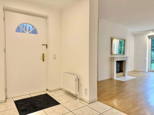 großzügiger Eingangsbereich - Doppelhaushälfte mit 213,00 m&sup2; in Düsseldorf zum Kaufen