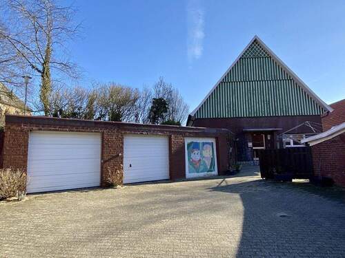 Hofansicht mit Garagen - 