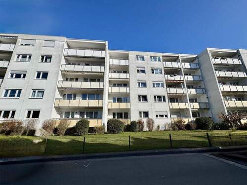 Außenansicht - KL-Ost: ETW mit 2 Zimmern, Küche, Bad, Balkon und Garage