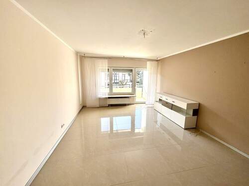 Wohnzimmer m. Zugang z. Balkon - 2 Zimmer Etagenwohnung in Kaiserslautern