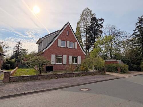 Straßenansicht - Kernsaniertes Einfamilienhaus mit großem Grundstück!