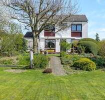Einzigartige zentrale Feldrandlage: EFH mit Traumgarten und viel Potenzial, Garage, 2 Stpl. - Wehrheim