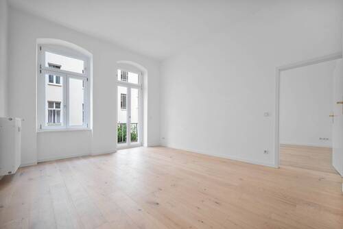 Wohnzimmer von links - 2 Zimmer Etagenwohnung zum Kaufen in Berlin