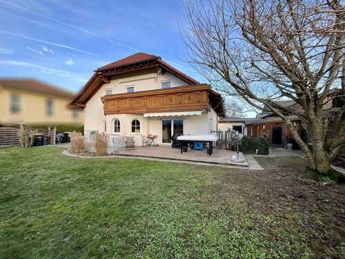 großer Garten - 1 Zimmer Mehrfamilienhaus, Wohnhaus in Neuenburg