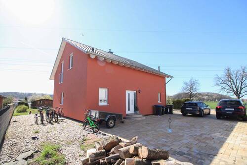Hausansicht mit Einfahrt - 