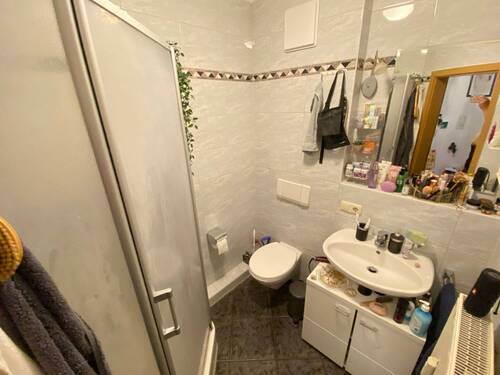 Bad mit Dusche - 