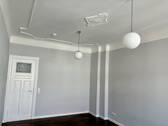 Wohnzimmer - Bezugsfreie 2-Zimmer-Altbauwohnung nahe Volkspark Friedrichshain mit Balkon und Fernsehturmblick