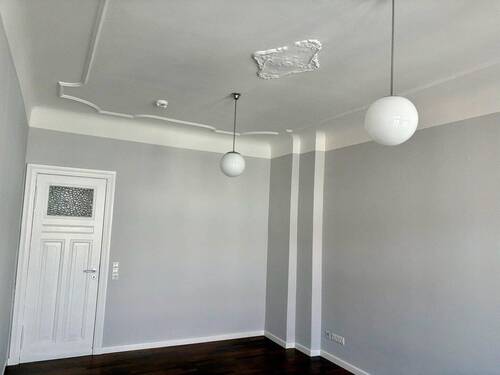 Wohnzimmer - Bezugsfreie 2-Zimmer-Altbauwohnung nahe Volkspark Friedrichshain mit Balkon und Fernsehturmblick
