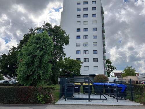 Neuer Müllplatz + Hausansicht - 