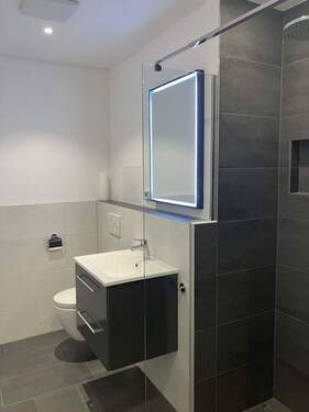 Bad, ebenerdige Regendusche - 4 Zimmer Etagenwohnung in Leinfelden