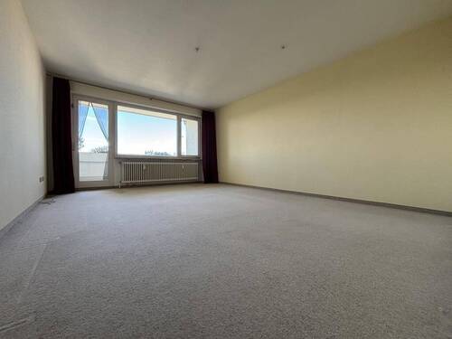 Wohnzimmer - 3 Zimmer Etagenwohnung zum Kaufen in Erlangen