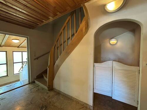 Eingangsbereich mit Treppenaufgang - 7 Zimmer Doppelhaushälfte zum Kaufen in Herzogenaurach