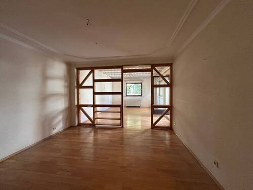 Wohn- und Essbereich mit Zugang zum Wintergarten - 7 Zimmer Doppelhaushälfte in Herzogenaurach