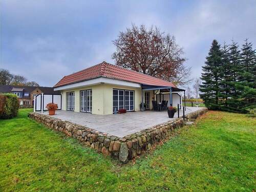 Großzügige Terrasse am Anbau - 8 Zimmer Einfamilienhaus in Handewitt