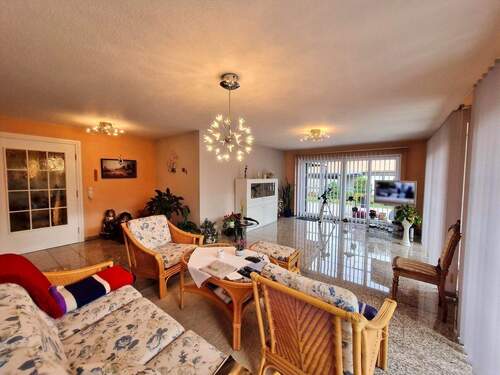 Lichtdurchflutetes Wohnzimmer im Anbau - 