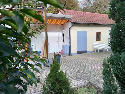 Schuppen + Garageneingang - 6 Zimmer Doppelhaushälfte in Deizisau