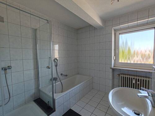 Badezimmer 1. OG Wohnung - 5 Zimmer Mehrfamilienhaus, Wohnhaus in Winhöring