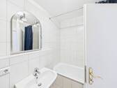 Badezimmer + Badewanne (1.OG) - 