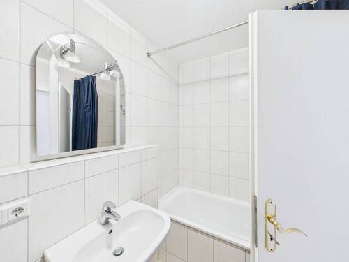 Badezimmer + Badewanne (1.OG) - 