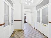 gepflegtes Treppenhaus - 3 Zimmer Mehrfamilienhaus, Wohnhaus in Wiesbaden