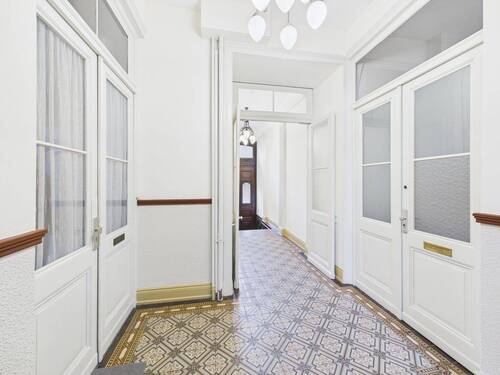 gepflegtes Treppenhaus - 3 Zimmer Mehrfamilienhaus, Wohnhaus in Wiesbaden