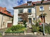 Straßenansicht - Stilvolle Doppelhaushälfte im Stadtvillen-Stil - großzügig, familienfreundlich & mit viel Potenzial