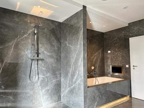 mit Badewanne und bodentiefe Dusche - 