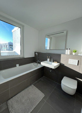 Tageslichtbadezimmer mit Badewanne und Dusche - 